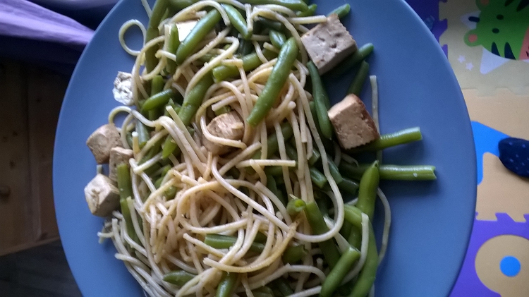 Spaghetti de petit épautre, haricot vert et tofu mariné. 